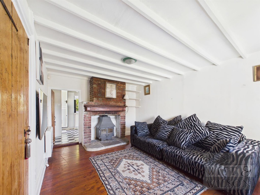 Lot: 123 - SEMI-DETACHED COTTAGE FOR REFURBISHMENT WITH FAR REACHING VIEWS - Living room